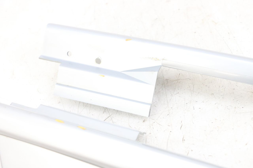 photo de JUNTA DE CARENAJE DELANTERO INF. PEUGEOT 103 VOGUE VS2 50 (2004 - 2017) - Estado de la superficie y material