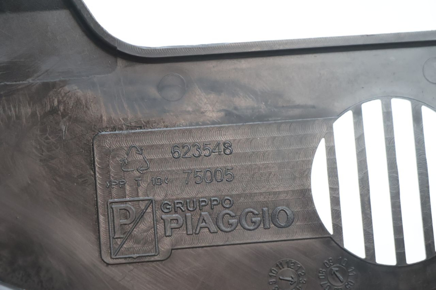 photo de CARENADO FRONTAL CONEXION PIAGGIO MP3 LT 300 (2010 - 2016) - Primer plano técnico