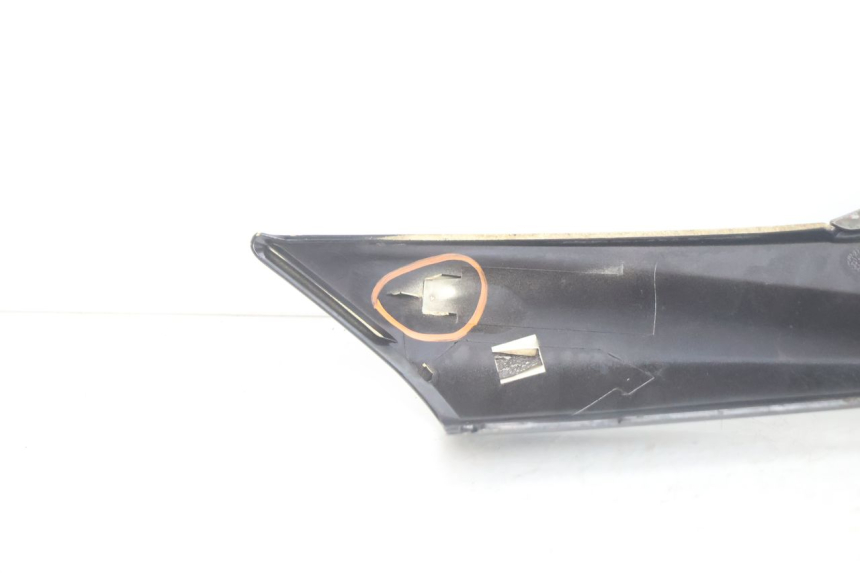 photo de CARENADO FRONTAL CONEXION PEUGEOT SATELIS 125 (2006 - 2009) - Zoom sobre los componentes