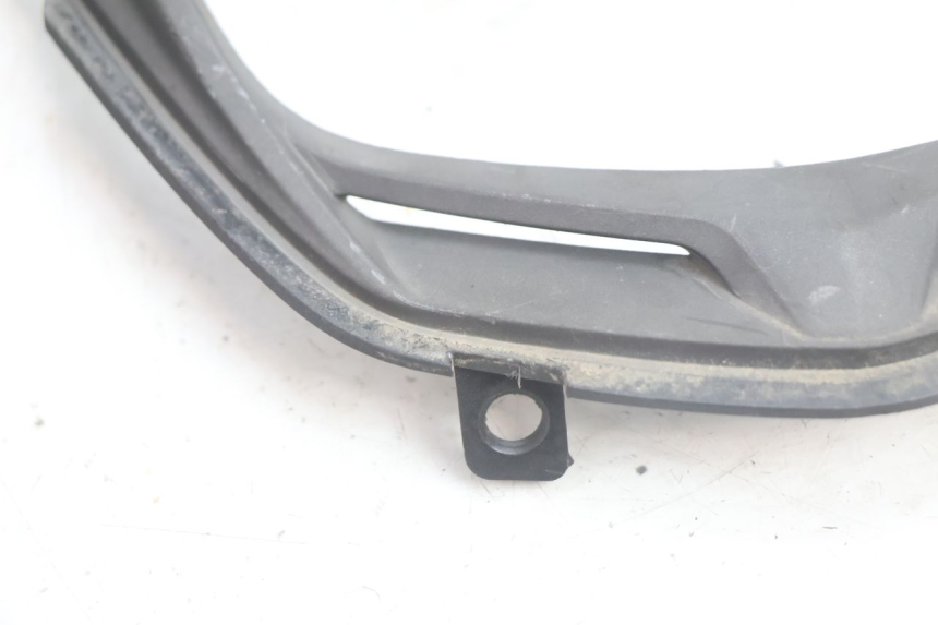 photo de JUNTA DE CARENAJE DELANTERO APRILIA SR 2T 50 (2012 - 2017) - Primer plano técnico