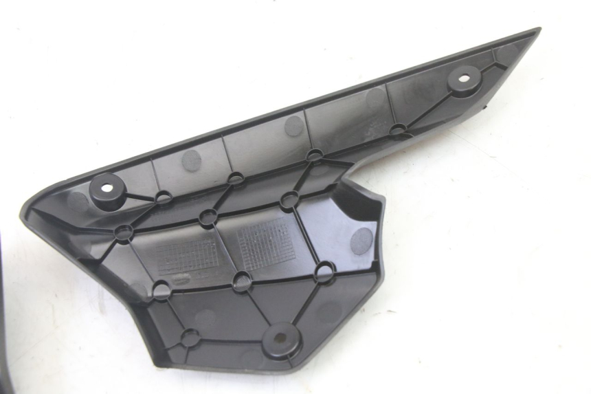 photo de CARENADO DELANTERO CONEXION PEUGEOT KISBEE 4T 50 (2018 - 2022) - Detalles de los puntos de fijación