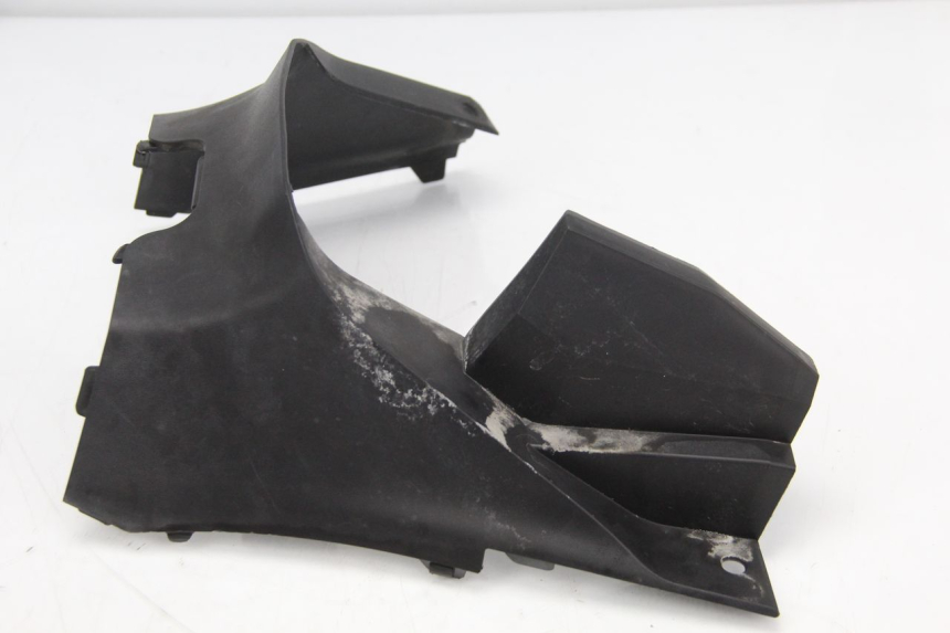 photo de TAPA REPOSAPIES CONEXION SUZUKI BURGMAN 125 (2007 - 2014) - Detalle de la pieza