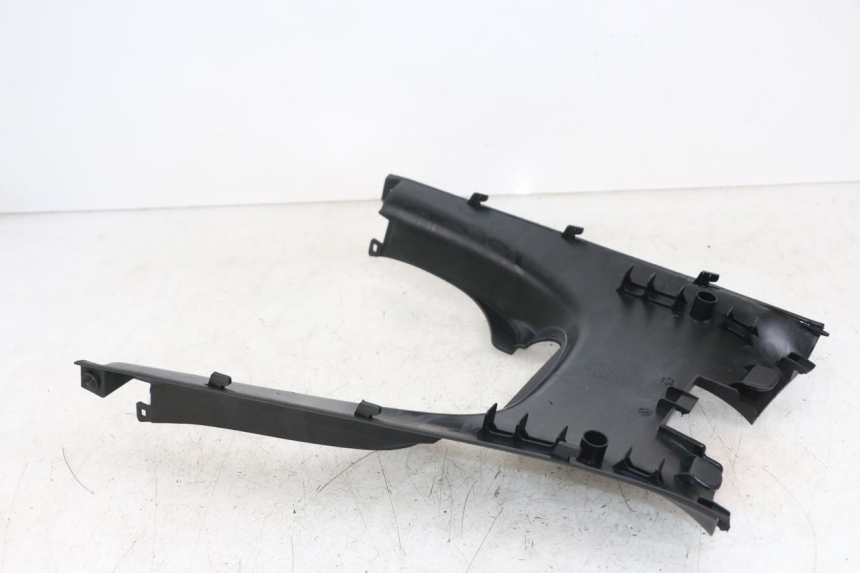 photo de TAPA REPOSAPIES CONEXION KYMCO DINK STREET ABS 125 (2011 - 2018) - Detalle de la pieza