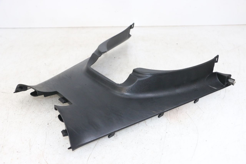 photo de TAPA REPOSAPIES CONEXION KYMCO DINK STREET ABS 125 (2011 - 2018) - Primer plano técnico