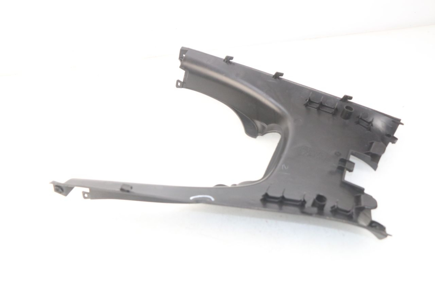 photo de TAPA REPOSAPIES CONEXION KYMCO DINK STREET 125 (2009 - 2014) - Primer plano técnico