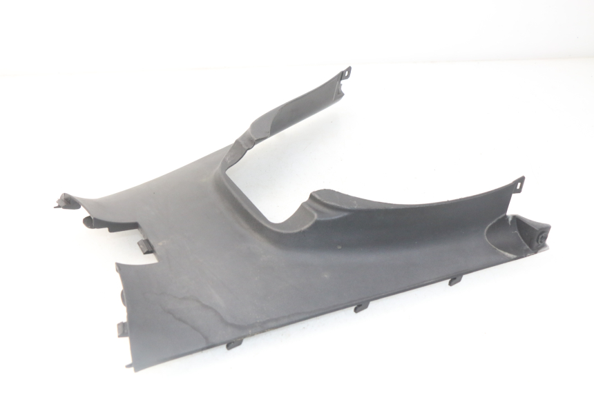 photo de TAPA REPOSAPIES CONEXION KYMCO DINK STREET 125 (2009 - 2014) - Detalle de la pieza