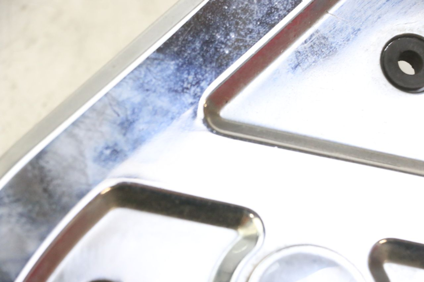 photo de TAPA REPOSAPIES CONEXION DERECHA HYOSUNG GV AQUILA 125 (2000 - 2009) - Zoom estado de uso