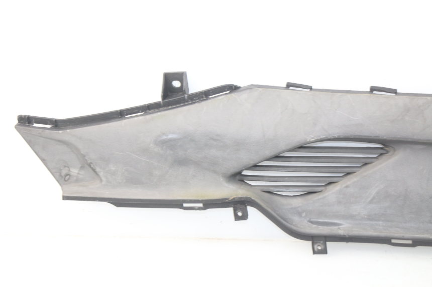 photo de TAPA REPOSAPIES CONEXION DERECHA KYMCO DINK STREET 125 (2009 - 2014) - Zoom estado de uso