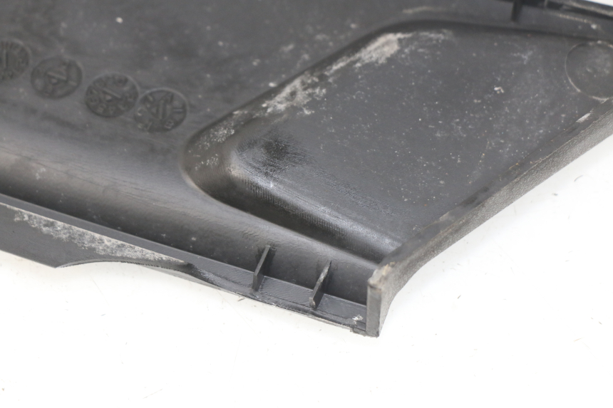 photo de TAPA REPOSAPIES CONEXION DERECHA KYMCO DINK STREET 125 (2009 - 2014) - Estado de la superficie y material