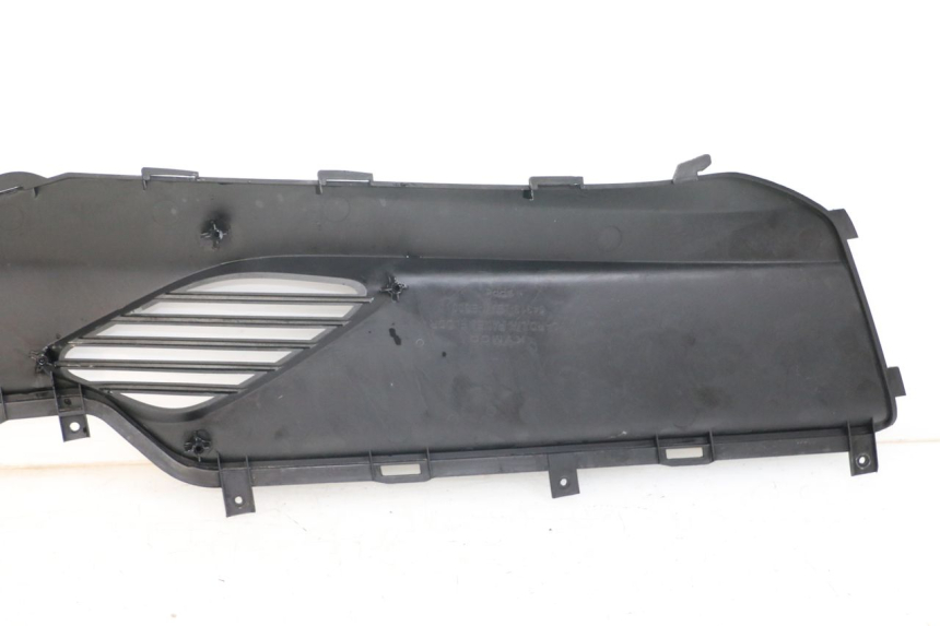 photo de TAPA REPOSAPIES CONEXION DERECHA KYMCO DINK STREET 125 (2009 - 2014) - Detalle de la pieza