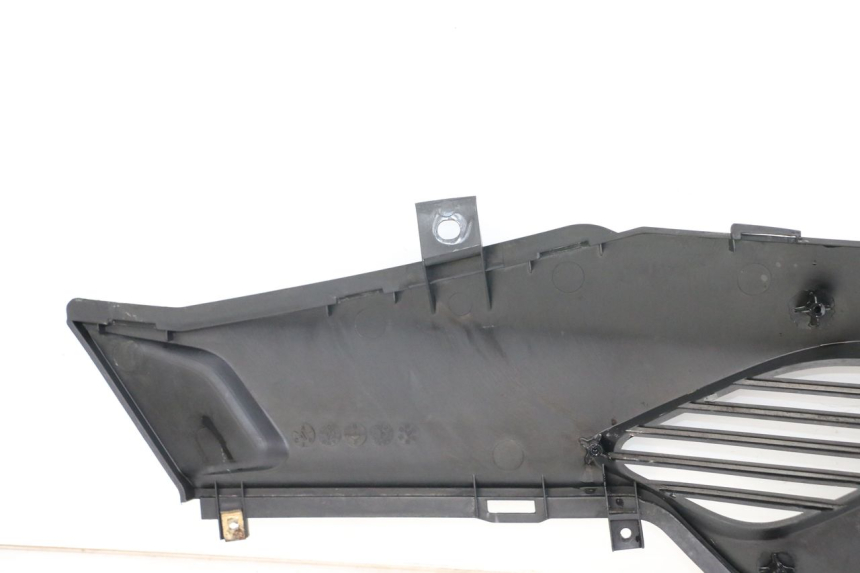 photo de TAPA REPOSAPIES CONEXION DERECHA KYMCO DINK STREET 125 (2009 - 2014) - Zoom estado de uso