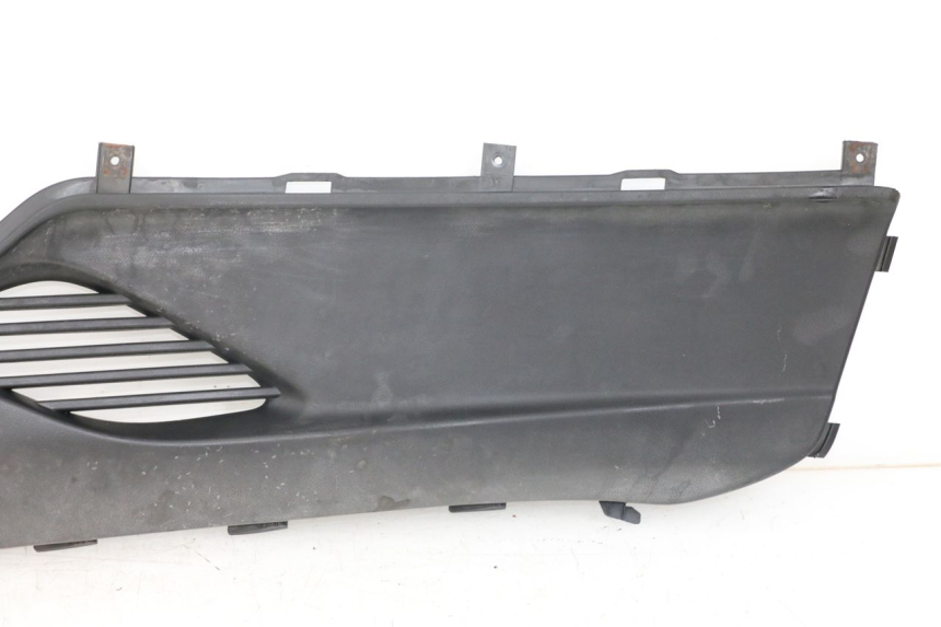 photo de TAPA REPOSAPIES CONEXION DERECHA KYMCO DINK STREET 125 (2009 - 2014) - Primer plano técnico