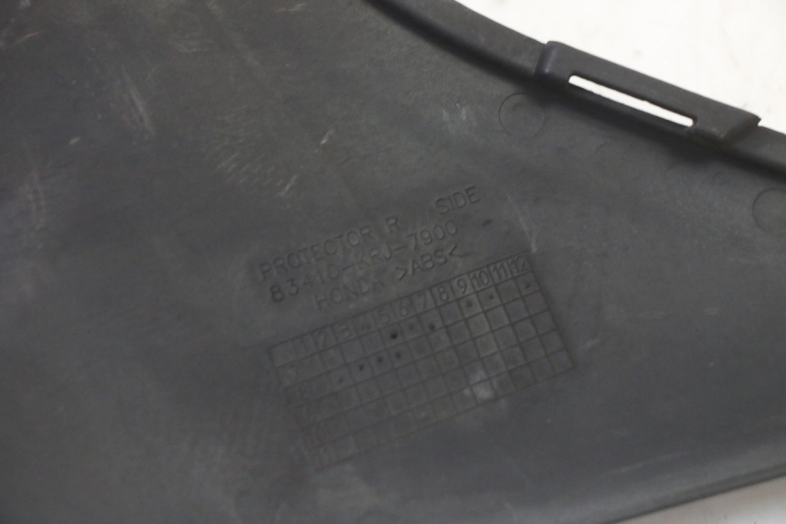 photo de TAPA REPOSAPIES CONEXION DERECHA HONDA FES S-WING SWING ABS 125 (2007 - 2015) - Primer plano técnico