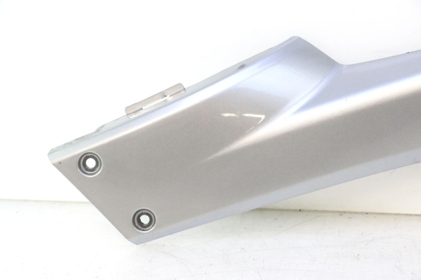 photo de TAPA REPOSAPIES CONEXION DERECHA GILERA GP 800 (2007 - 2013) - Detalle de la pieza