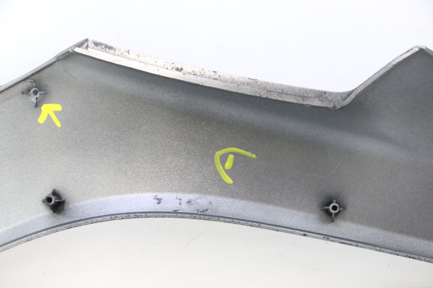 photo de TAPA REPOSAPIES CONEXION DERECHA GILERA GP 800 (2007 - 2013) - Características distintivas