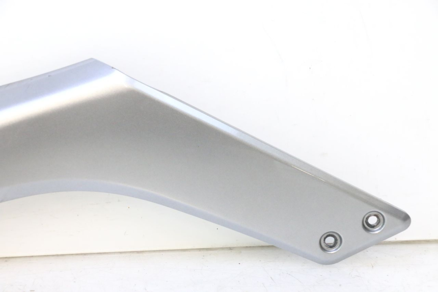 photo de TAPA REPOSAPIES CONEXION DERECHA GILERA GP 800 (2007 - 2013) - Otra perspectiva