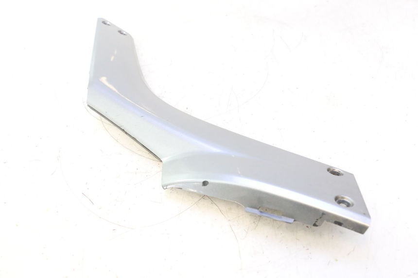 photo de TAPA REPOSAPIES CONEXION DERECHA GILERA GP 800 (2007 - 2013) - Detalles de los puntos de fijación