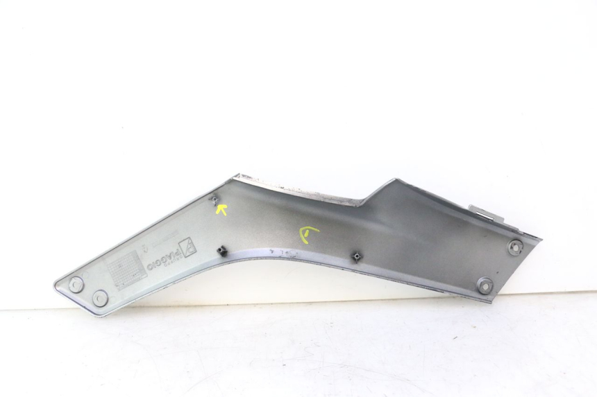 photo de TAPA REPOSAPIES CONEXION DERECHA GILERA GP 800 (2007 - 2013) - Recambio usado revisado