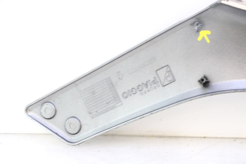photo de TAPA REPOSAPIES CONEXION DERECHA GILERA GP 800 (2007 - 2013) - Marcados y referencias originales