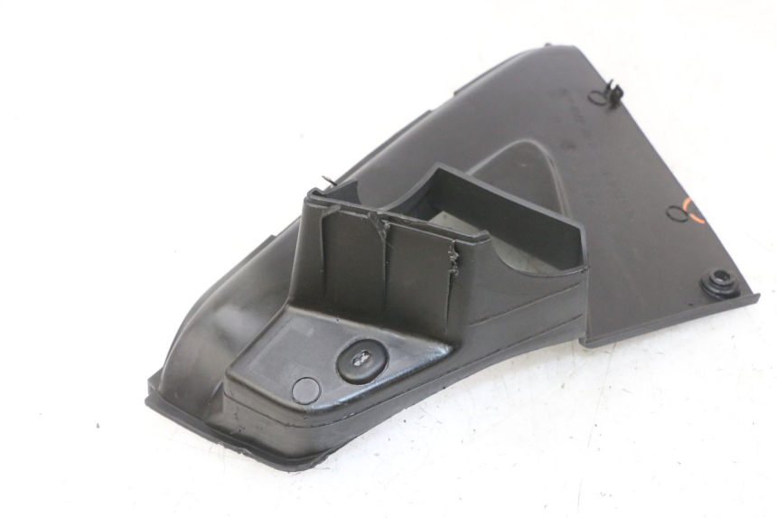 photo de TAPA REPOSAPIES CONEXION DERECHA PEUGEOT JET FORCE CARBU 50 (2003 - 2016) - Detalle de la pieza