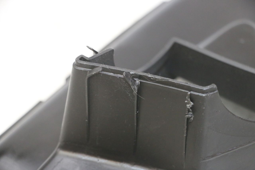 photo de TAPA REPOSAPIES CONEXION DERECHA PEUGEOT JET FORCE CARBU 50 (2003 - 2016) - Zoom estado de uso