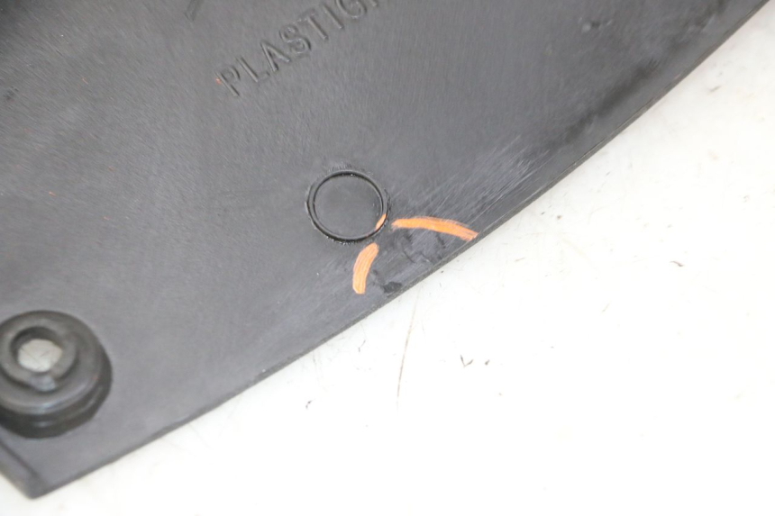 photo de TAPA REPOSAPIES CONEXION DERECHA PEUGEOT JET FORCE CARBU 50 (2003 - 2016) - Primer plano técnico