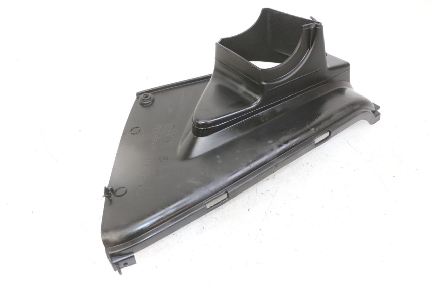 photo de TAPA REPOSAPIES CONEXION DERECHA PEUGEOT JET FORCE CARBU 50 (2003 - 2016) - Detalles de los puntos de fijación