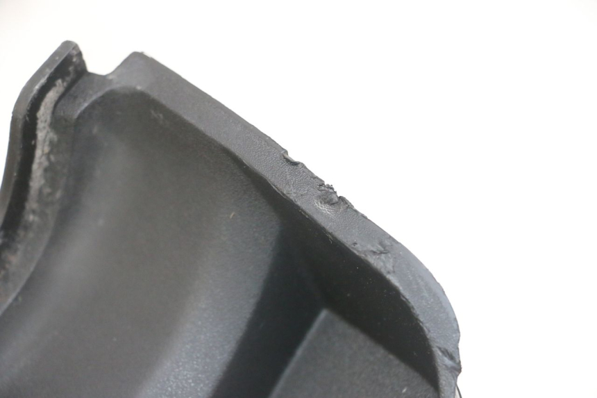 photo de TAPA REPOSAPIES CONEXION DERECHA PEUGEOT JET FORCE CARBU 50 (2003 - 2016) - Estado de la superficie y material