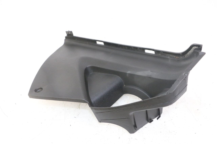 photo de TAPA REPOSAPIES CONEXION DERECHA PEUGEOT JET FORCE CARBU 50 (2003 - 2016) - Recambio usado revisado