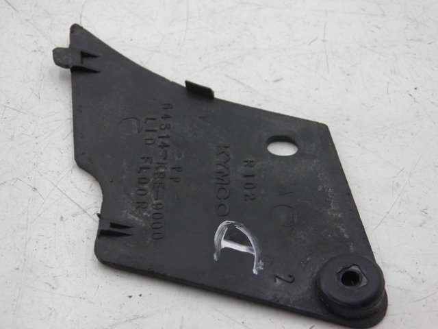 photo de TAPA REPOSAPIES CONEXION DERECHA KYMCO SPACER 50 (1998 - 2009) - Zoom estado de uso