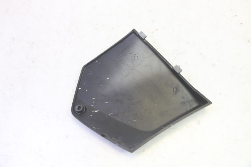 photo de TAPA REPOSAPIES CONEXION DERECHA PIAGGIO MP3 HPE 350 (2018 - 2020) - Zoom estado de uso