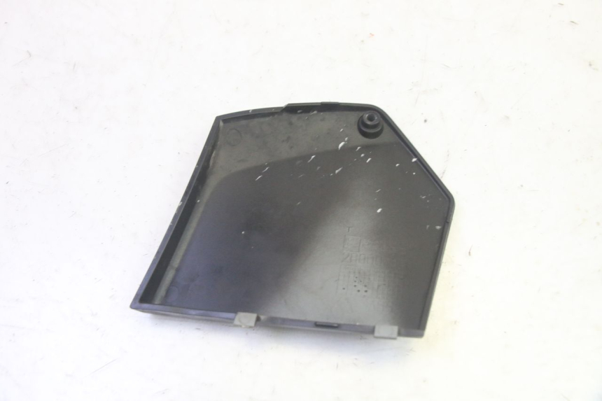 photo de TAPA REPOSAPIES CONEXION DERECHA PIAGGIO MP3 HPE 350 (2018 - 2020) - Otra perspectiva