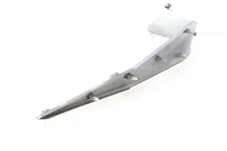 photo de TAPA REPOSAPIES CONEXION DERECHA PIAGGIO MP3 HPE 530 (2022 - 2026) - Recambio usado revisado