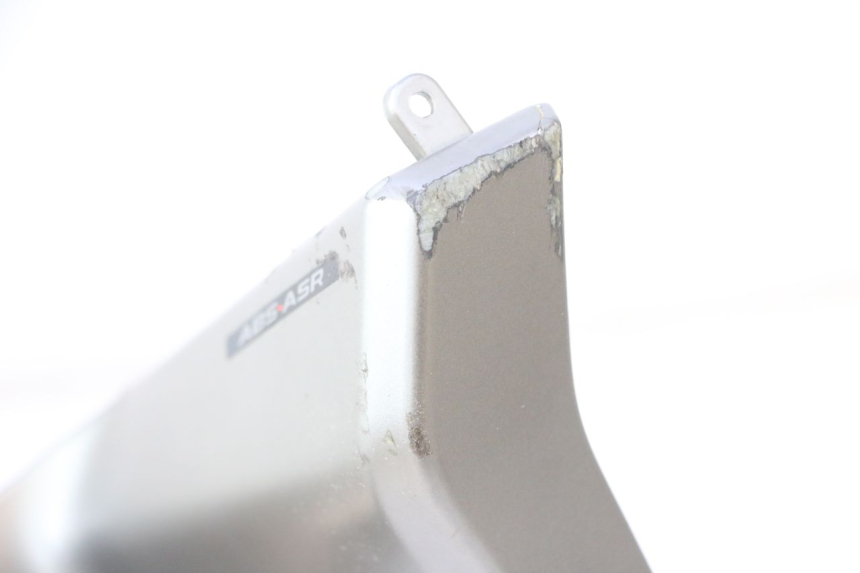 photo de TAPA REPOSAPIES CONEXION DERECHA PIAGGIO MP3 HPE 530 (2022 - 2026) - Marcados y referencias originales