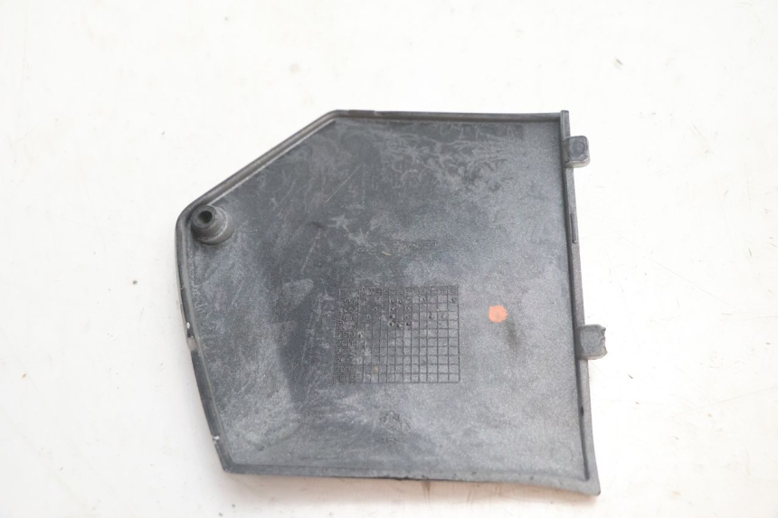 photo de TAPA REPOSAPIES CONEXION DERECHA PIAGGIO MP3 LT 300 (2010 - 2016) - Otra perspectiva