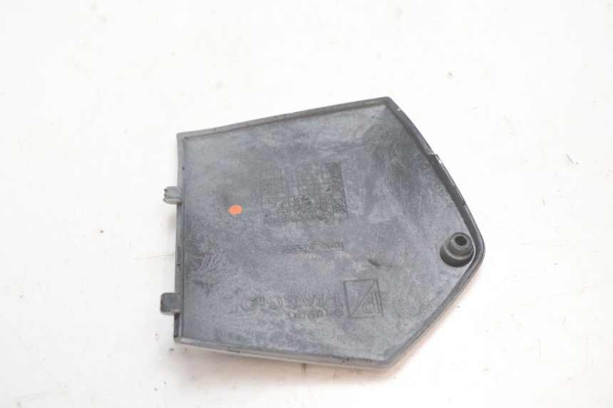 photo de TAPA REPOSAPIES CONEXION DERECHA PIAGGIO MP3 LT 300 (2010 - 2016) - Primer plano técnico