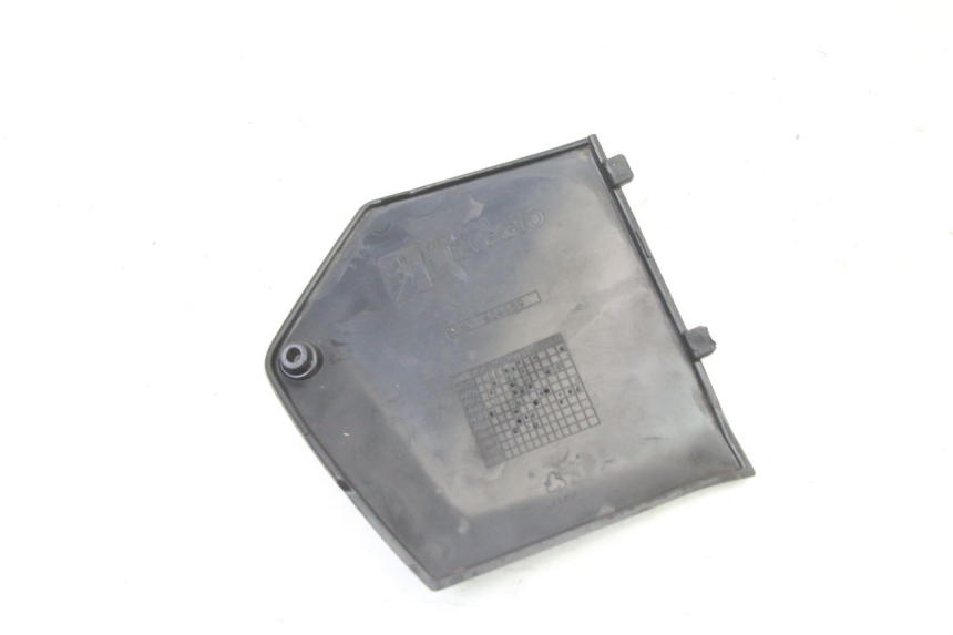 photo de TAPA REPOSAPIES CONEXION DERECHA PIAGGIO MP3 500 (2011 - 2015) - Zoom estado de uso