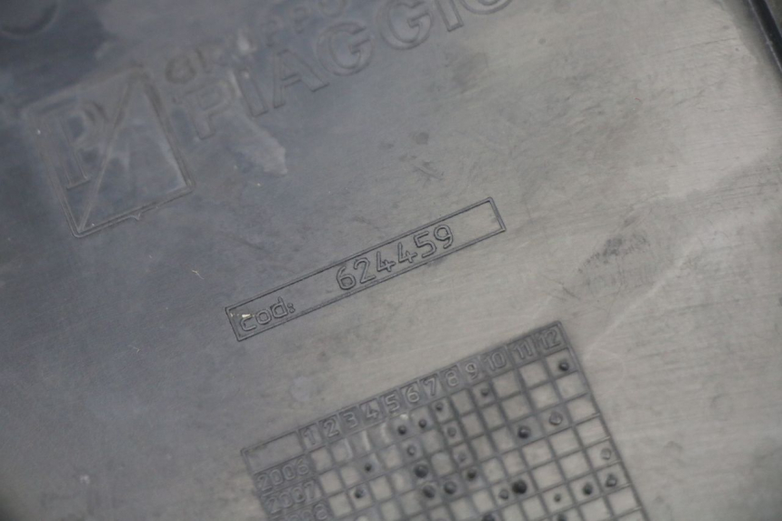photo de TAPA REPOSAPIES CONEXION DERECHA PIAGGIO MP3 500 (2011 - 2015) - Primer plano técnico