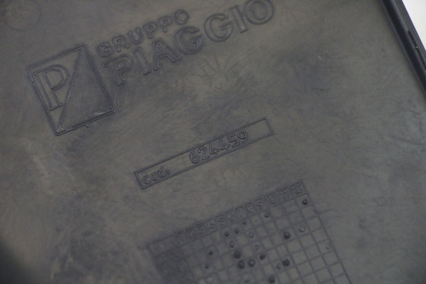 photo de TAPA REPOSAPIES CONEXION DERECHA PIAGGIO MP3 500 (2011 - 2015) - Primer plano técnico