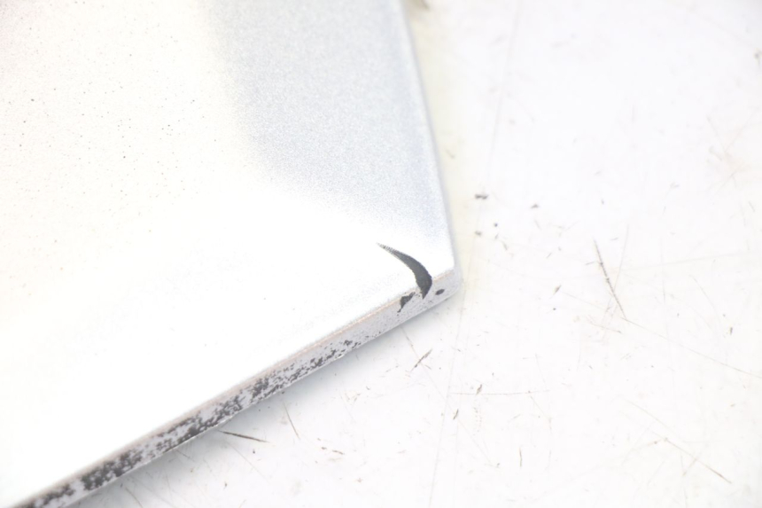 photo de TAPA REPOSAPIES CONEXION DERECHA PIAGGIO MP3 RL 250 (2006 - 2010) - Zoom estado de uso