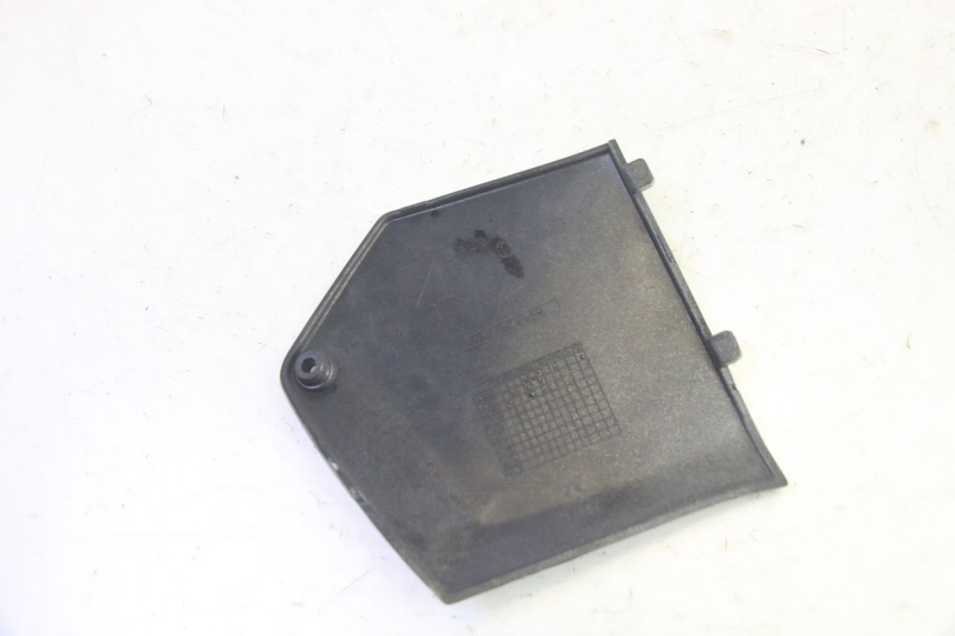 photo de TAPA REPOSAPIES CONEXION DERECHA PIAGGIO MP3 RL 250 (2006 - 2010) - Primer plano técnico