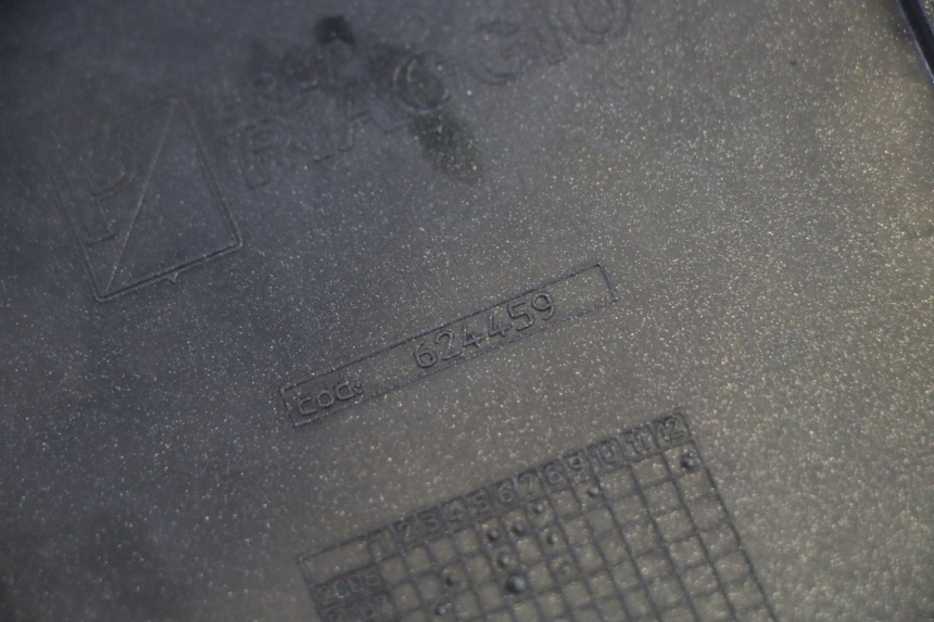 photo de TAPA REPOSAPIES CONEXION DERECHA PIAGGIO MP3 RL 250 (2006 - 2010) - Detalles de los puntos de fijación