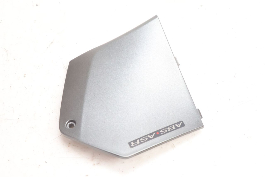 photo de TAPA REPOSAPIES CONEXION DERECHA PIAGGIO MP3 500 (2016 - 2018) - Detalle de la pieza