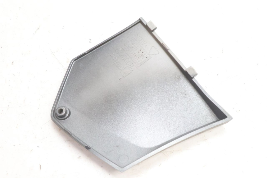 photo de TAPA REPOSAPIES CONEXION DERECHA PIAGGIO MP3 500 (2016 - 2018) - Zoom estado de uso