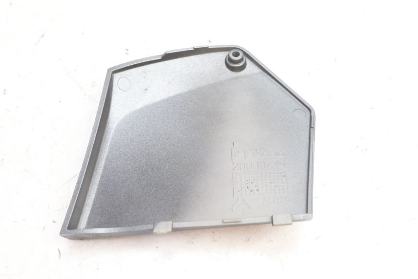photo de TAPA REPOSAPIES CONEXION DERECHA PIAGGIO MP3 500 (2016 - 2018) - Otra perspectiva