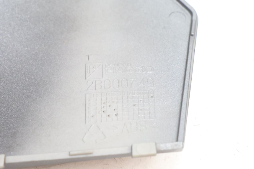 photo de TAPA REPOSAPIES CONEXION DERECHA PIAGGIO MP3 500 (2016 - 2018) - Primer plano técnico