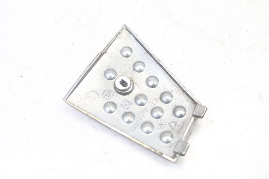 photo de TAPA REPOSAPIES CONEXION DERECHA PIAGGIO X8 125 (2004 - 2007) - Zoom estado de uso
