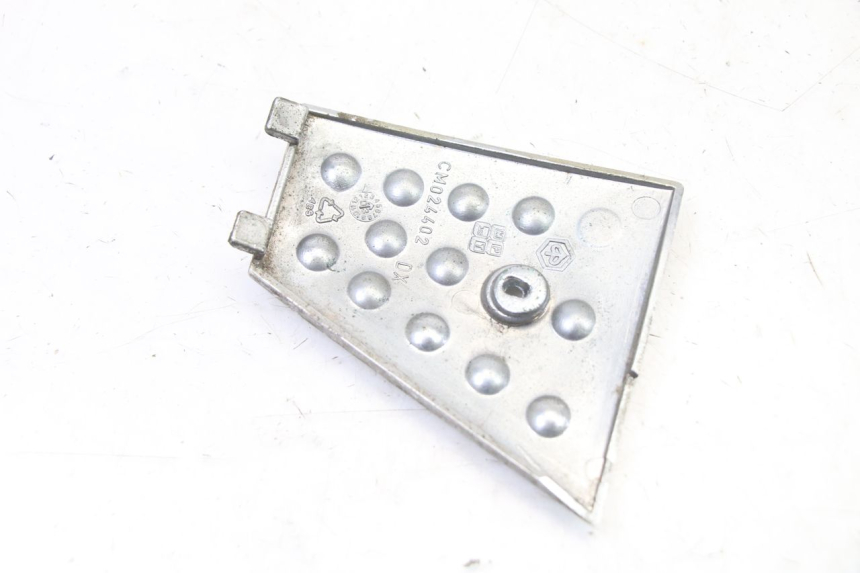 photo de TAPA REPOSAPIES CONEXION DERECHA PIAGGIO X8 125 (2004 - 2007) - Otra perspectiva