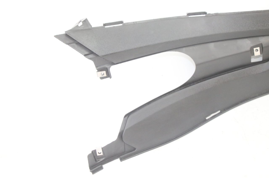 photo de TAPA REPOSAPIES CONEXION DERECHA GILERA RUNNER SP 50 (2006 - 2008) - Detalle de la pieza