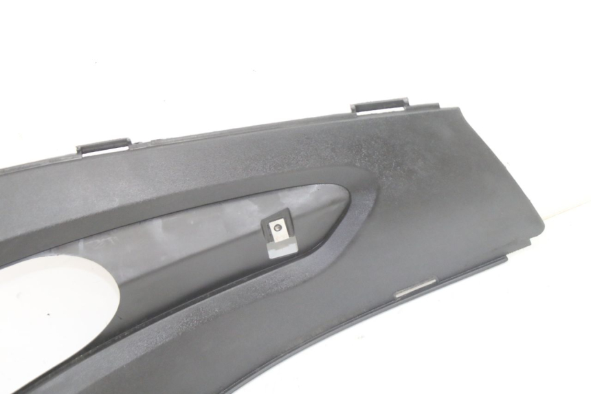 photo de TAPA REPOSAPIES CONEXION DERECHA GILERA RUNNER SP 50 (2006 - 2008) - Zoom estado de uso